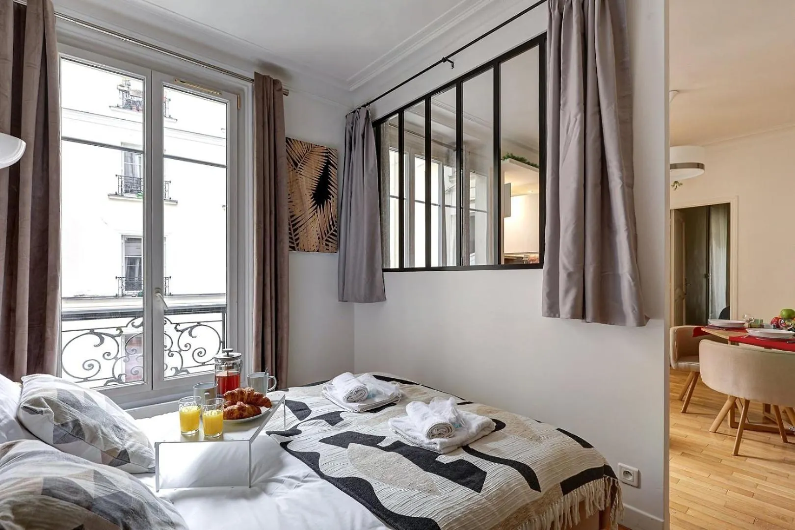 660 Melanie - Superb In باريس