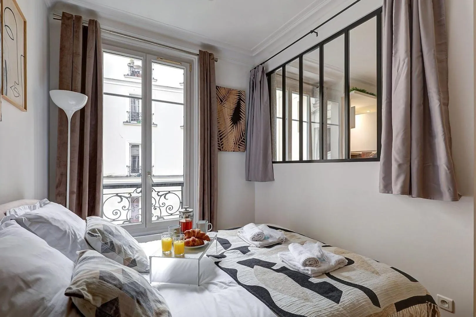 660 Melanie - Superb In * Paris